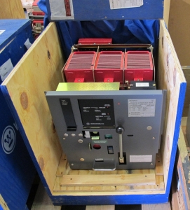 BREAKER, CIRCUIT TYPE, 2000 AMP RATING, 240VAC VOLT RATING, 3 POLE. SHOP ORDER NUMBER 48Y5061, PART # DS-420 (W-44) LOADING & HANDLING FEE $15-